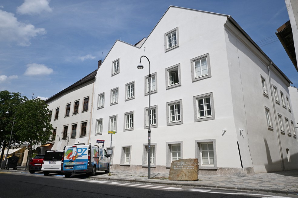 Edifício onde Adolf Hitler nasceu, que foi convertido em uma delegacia de polícia pelo governo local em Braunau am Inn, na Áustria, em julho de 2026. — Foto: REUTERS/Angelika Warmuth