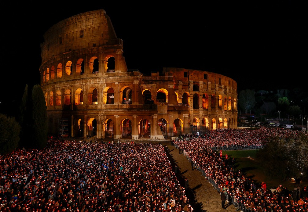 Fiéis católicos participam da procissão da Sexta-Feira Santa no Coliseu, em Roma — Foto: Vincenzo Livieri/Reuters