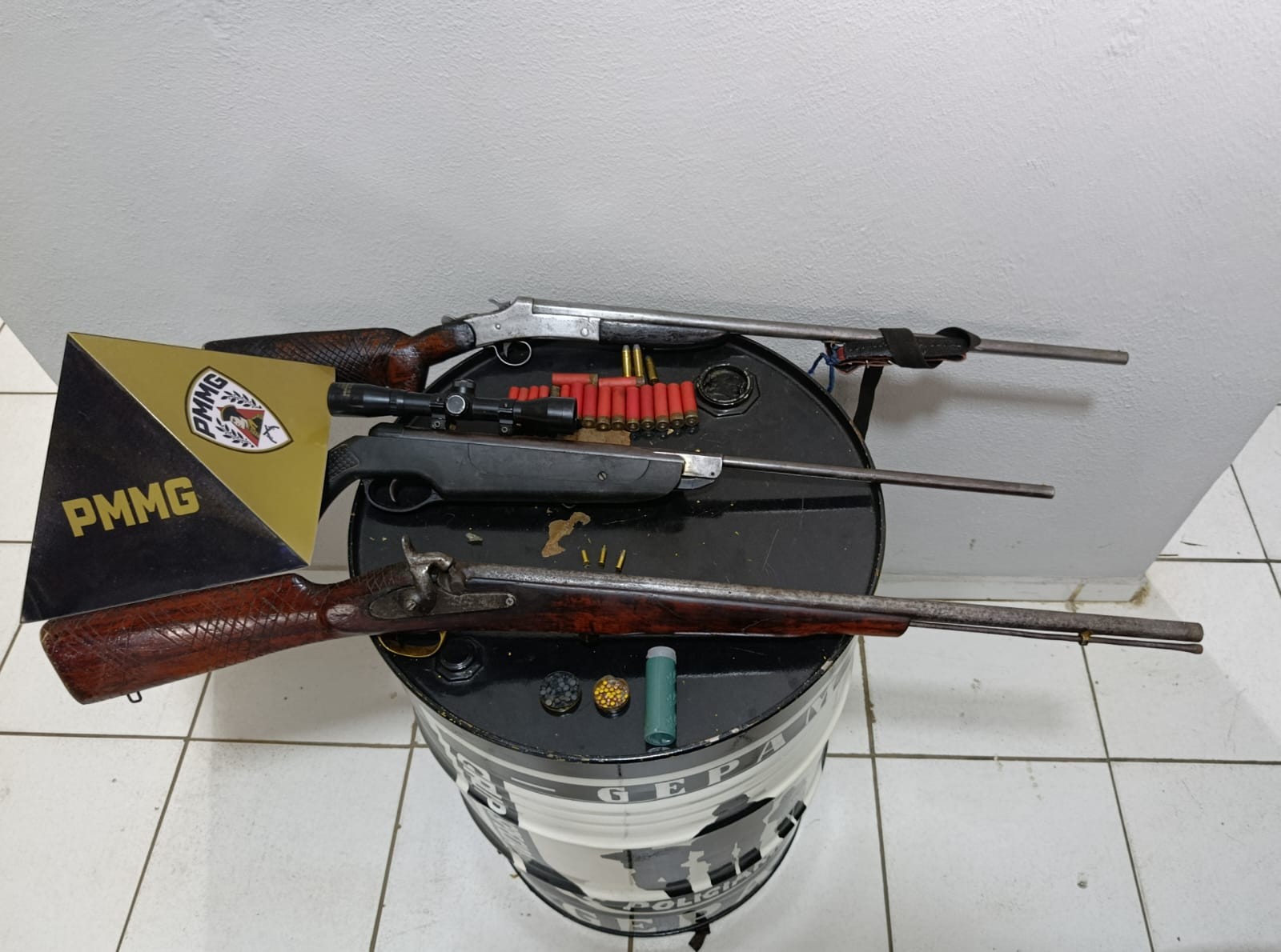 Armas e munições são apreendidas em local usado para caça predatória, em Juramento