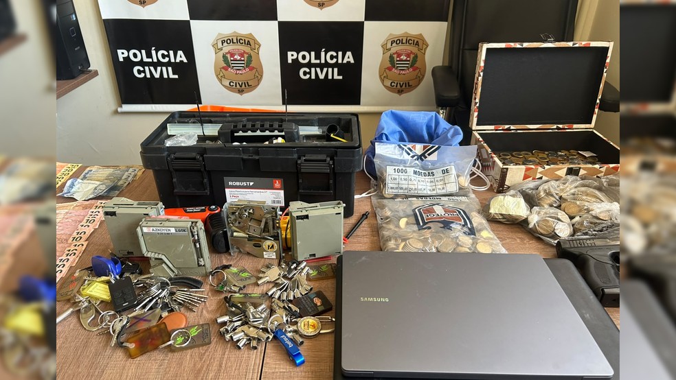 2 de 2
Equipes recolheram e bloquearam bens avaliados em mais de R$ 10 milh&otilde;es. &mdash; Foto: Pol&iacute;cia Civil