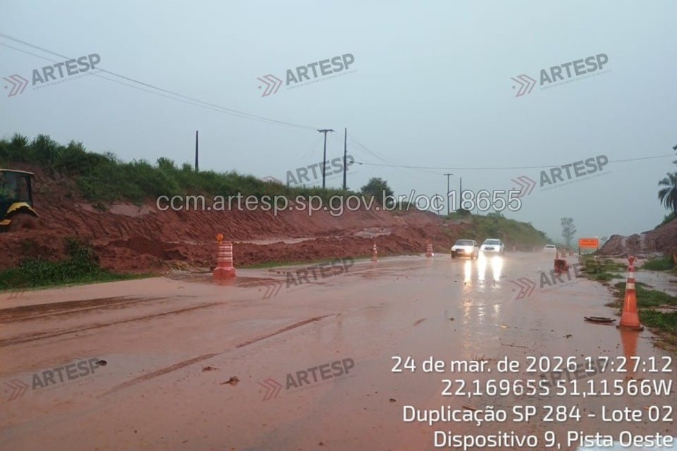Alagamento seguido de deslizamento de talude atingiu a Rodovia Prefeito Homero Severo Lins (SP-284), em Martinópolis (SP) — Foto: Artesp/Reprodução