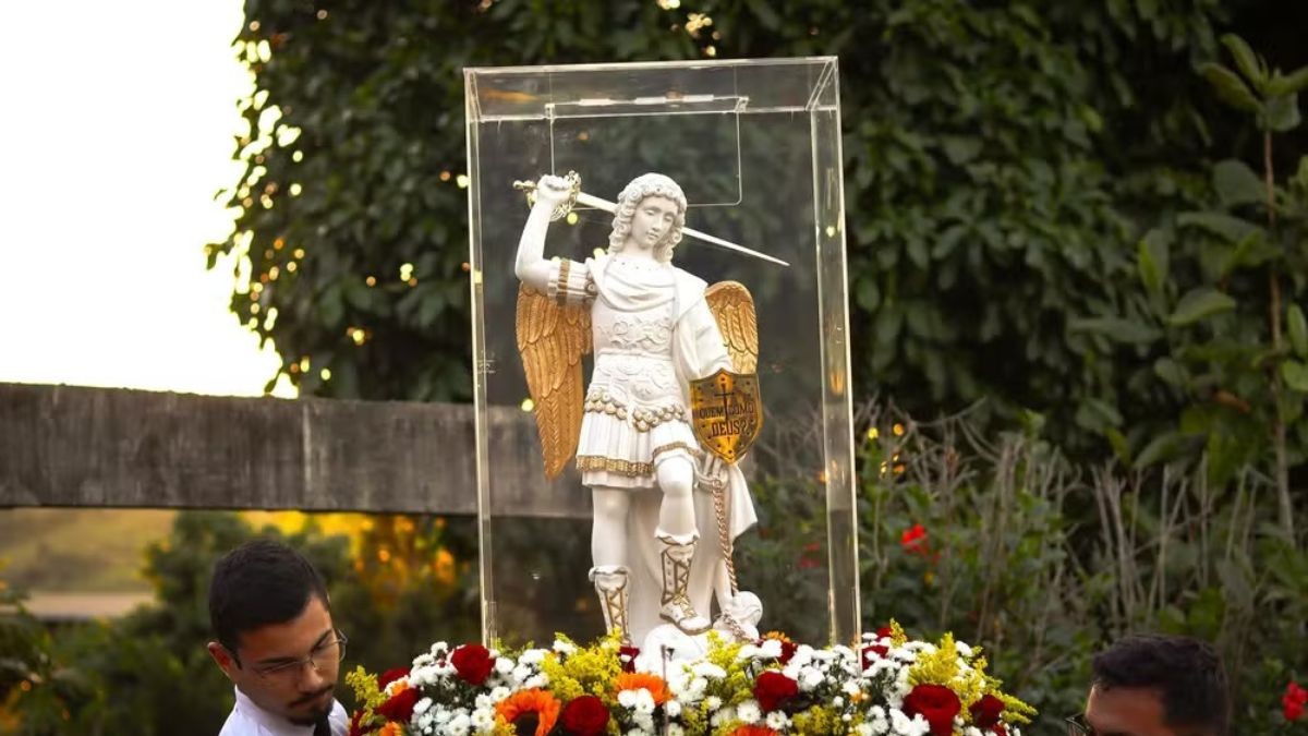 Vinda da Itália, imagem peregrina de São Miguel Arcanjo chega a Montes Claros