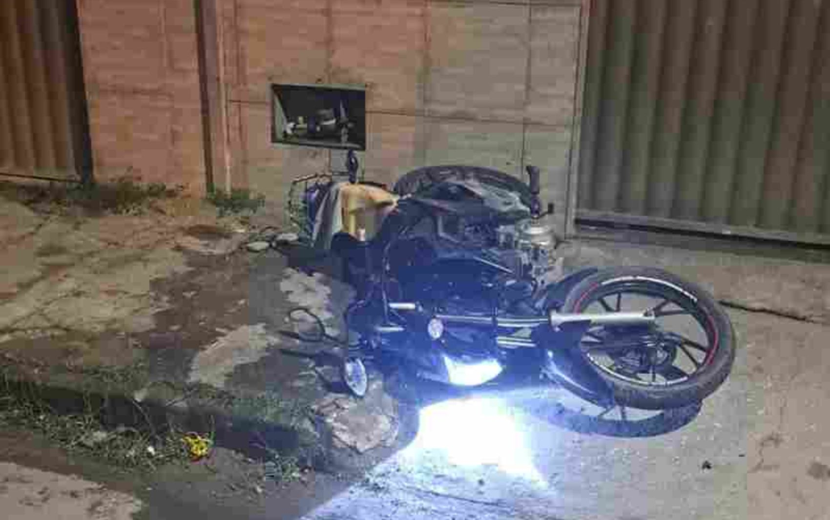 Adolescente em motocicleta foge de abordagem policial e sofre grave acidente em Aracaju