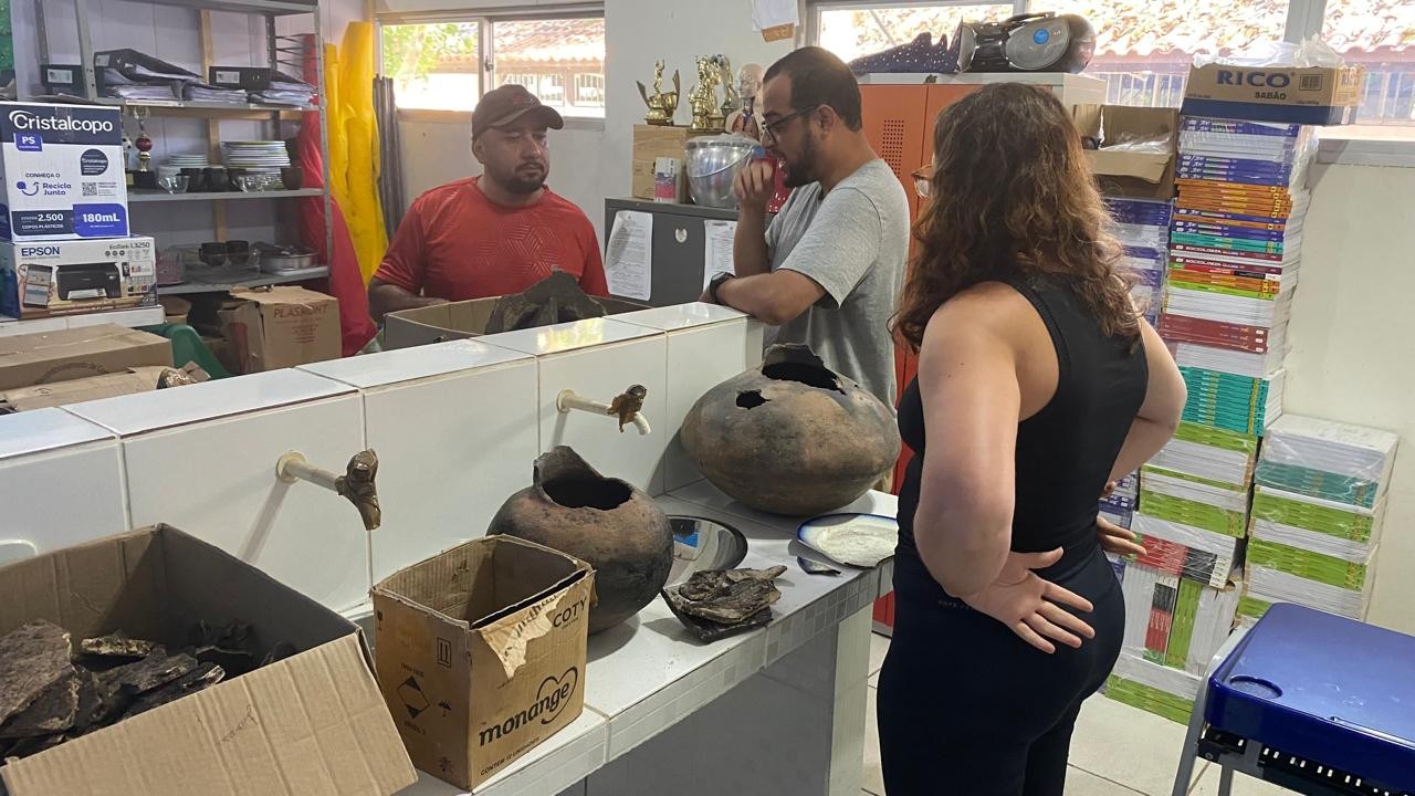 Pesquisadores analisam urnas funerárias e peças históricas achadas em Curuá, no Pará