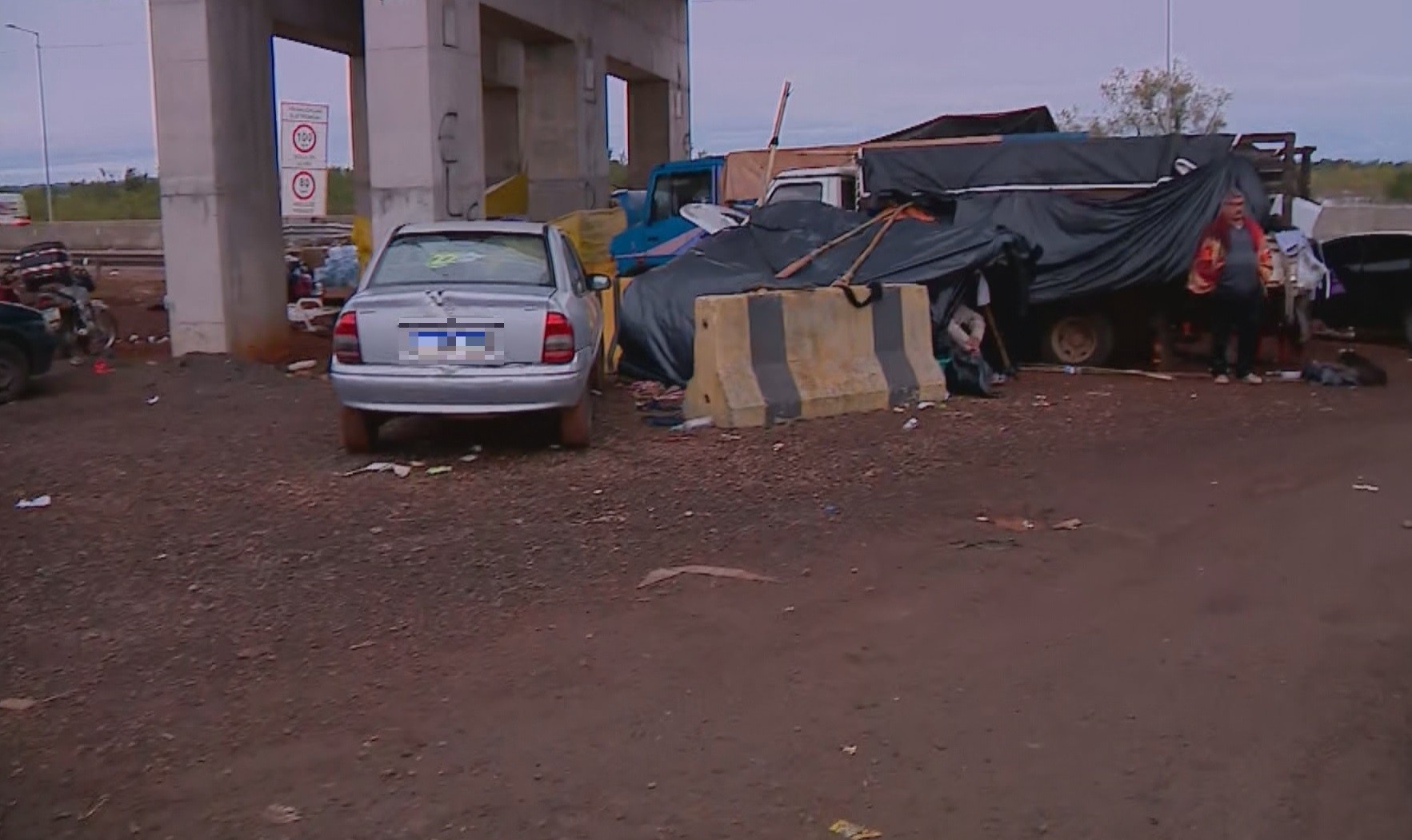 Em barracas, carros e debaixo da ponte: população improvisa moradias após cheia do Guaíba em Porto Alegre