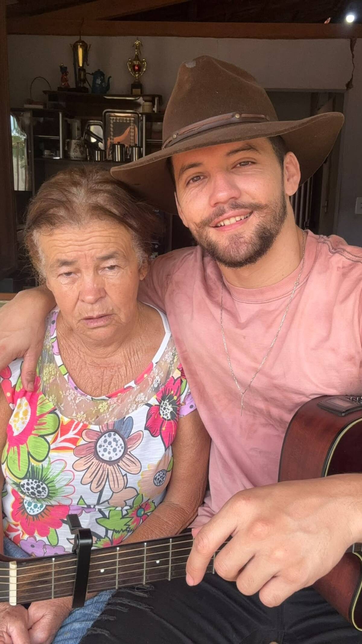 Filho grava vídeos cantando em casa com a mãe no interior de MG e emociona internautas pelo país: ‘Vontade de chorar de tanto amor’