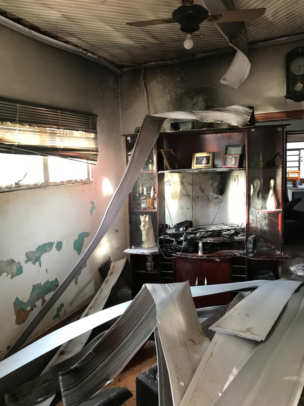 Raio atinge casa e provoca incêndio com morador deficiente físico dentro do imóvel, em Lucélia (SP) — Foto: Defesa Civil