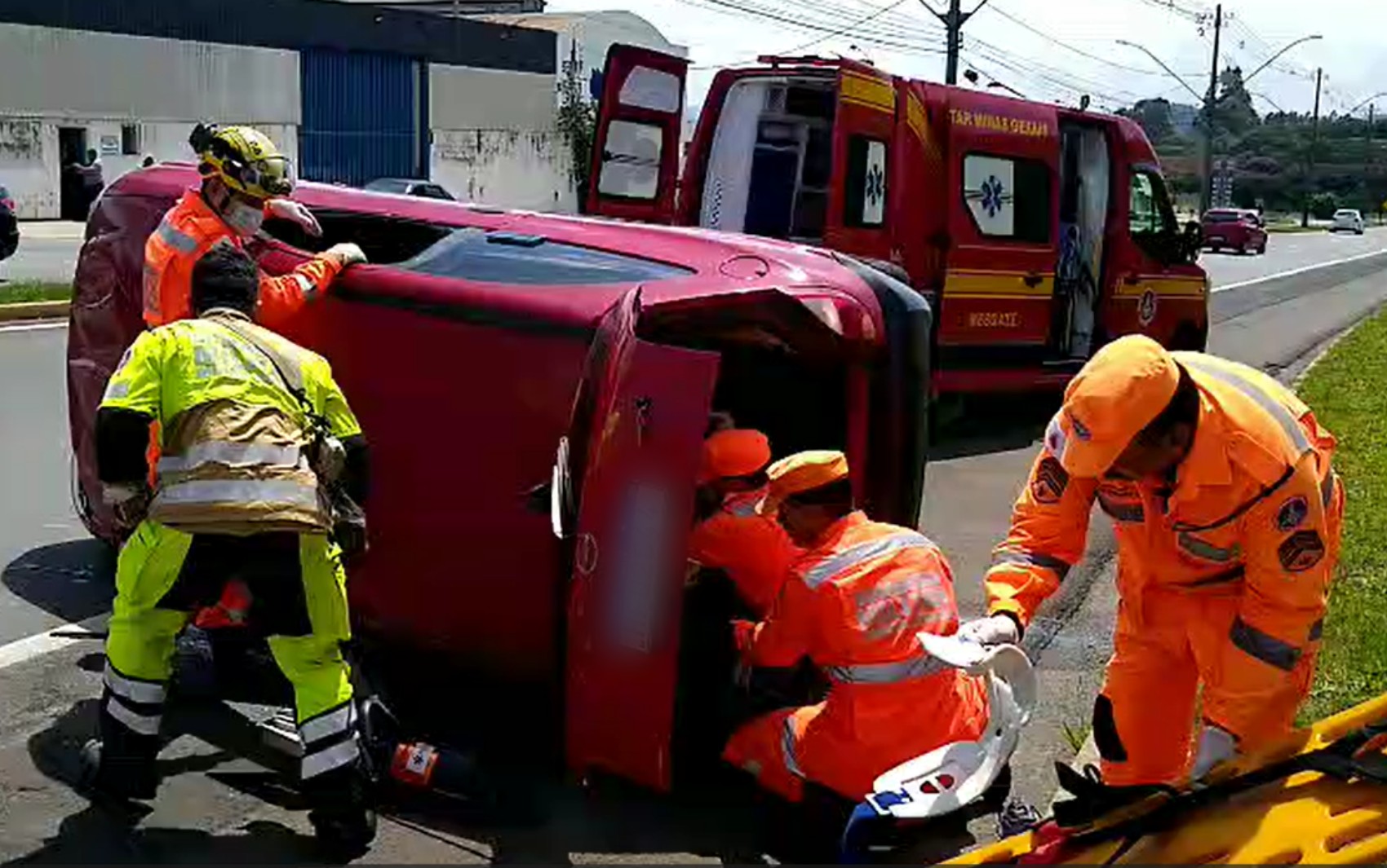 Mulher grávida fica ferida em capotamento na Avenida Alcoa, em Poços de Caldas, MG