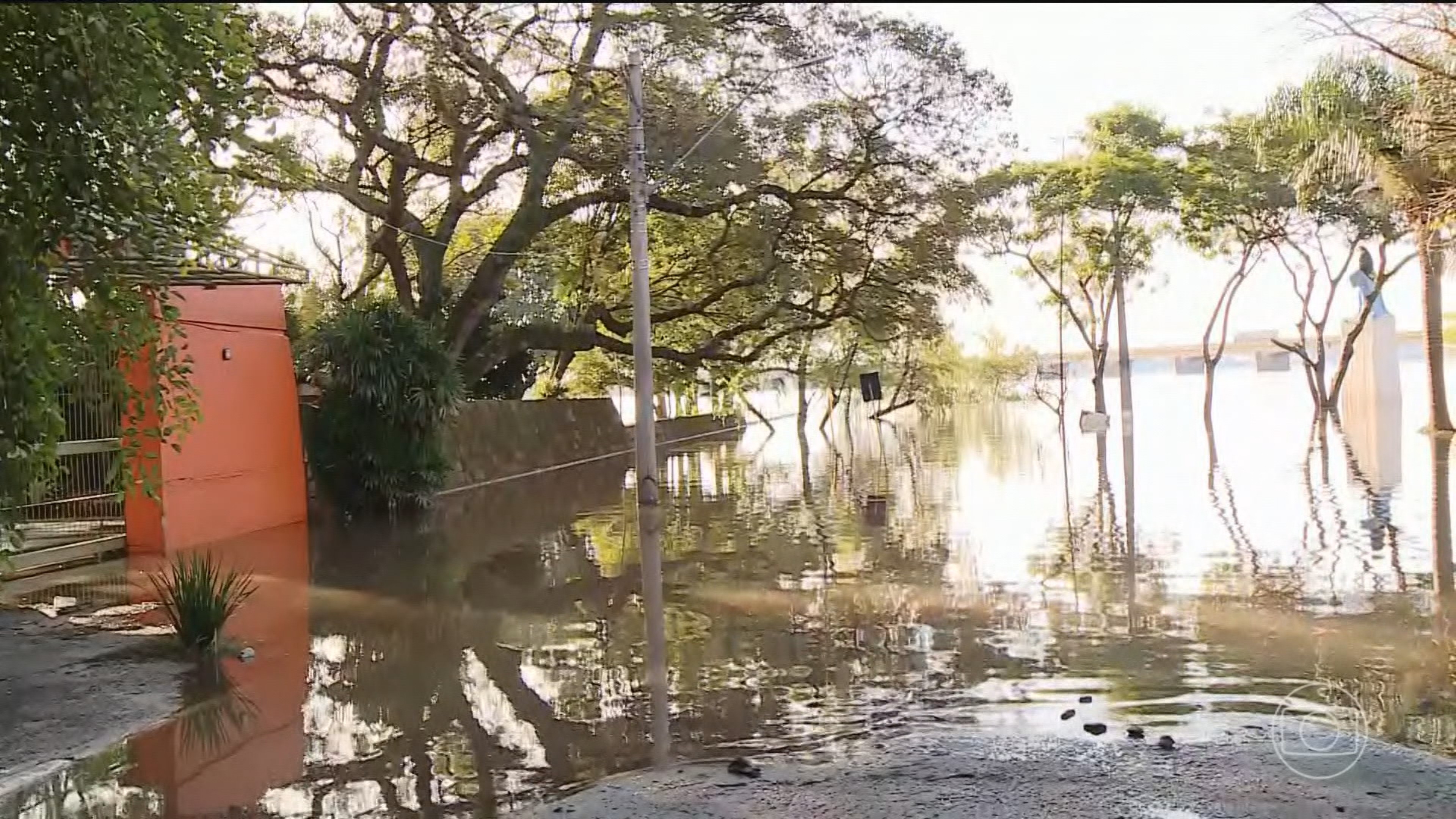 Rio Uruguai sobe e afeta moradores no RS