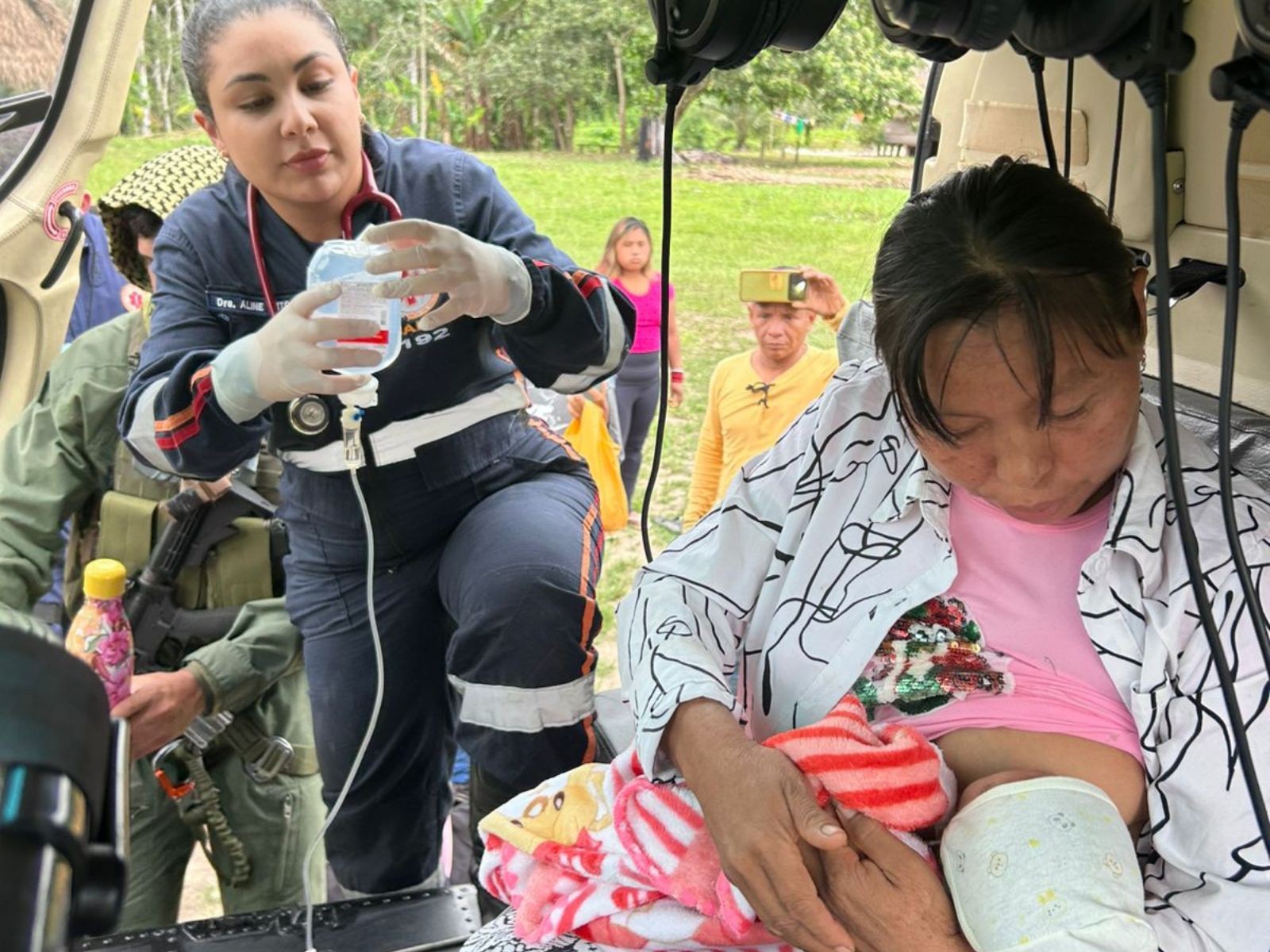 Bebê indígena com bronquiolite é resgatada de helicóptero em aldeia no interior do Acre