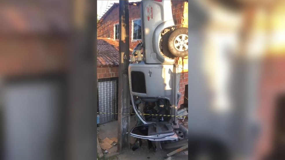 Caminhonete fica de ponta cabeça após motorista perder o controle em curva na cidade de Maracanaú — Foto: TV Verdes Mares/Reprodução