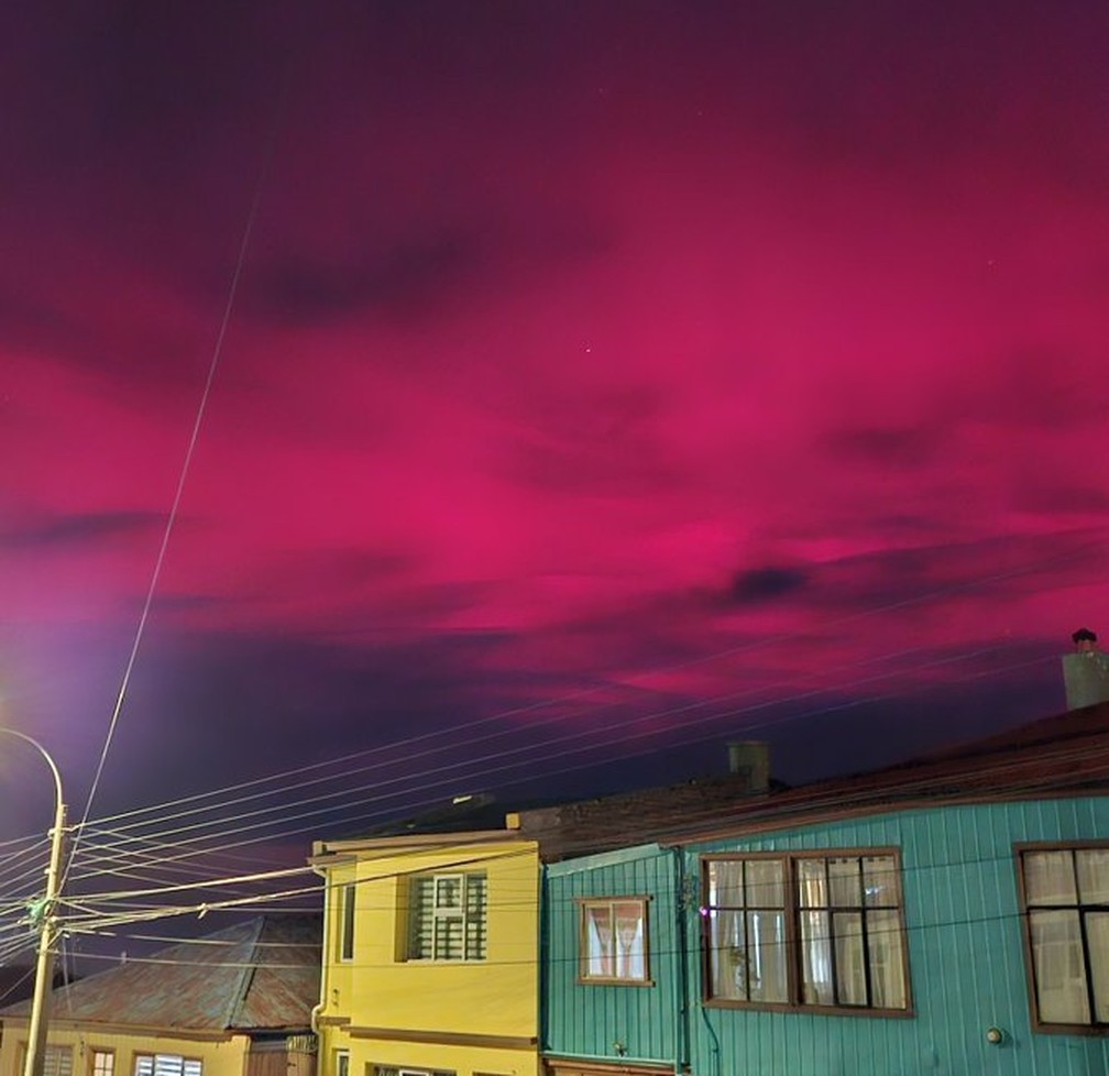 Aurora austral vista em Punta Arenas, no Chile — Foto: Reproduo/Nicols Butorovic Alvarado/X