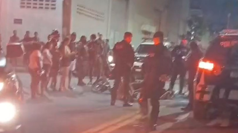Policial de folga reage a assalto e atira em dois adolescentes que tentaram assaltá-lo — Foto: Reprodução