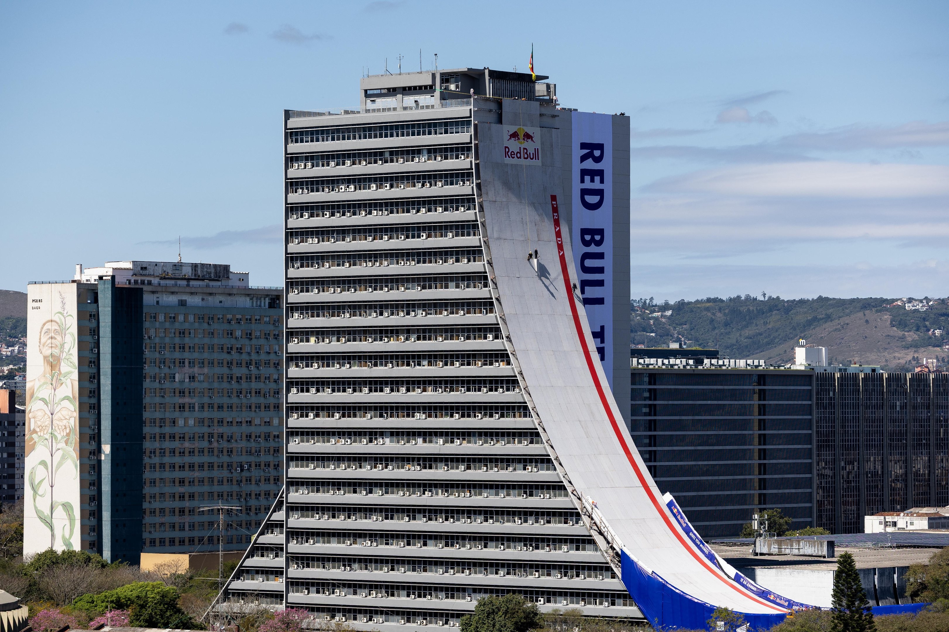 Prédio famoso de Porto Alegre vira megarrampa de skate; veja descida em evento-teste com Mineirinho