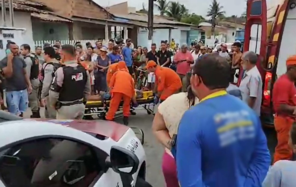Bombeiros socorrem homem espancado em Arapiraca, AL — Foto: Reprodução/Vídeo