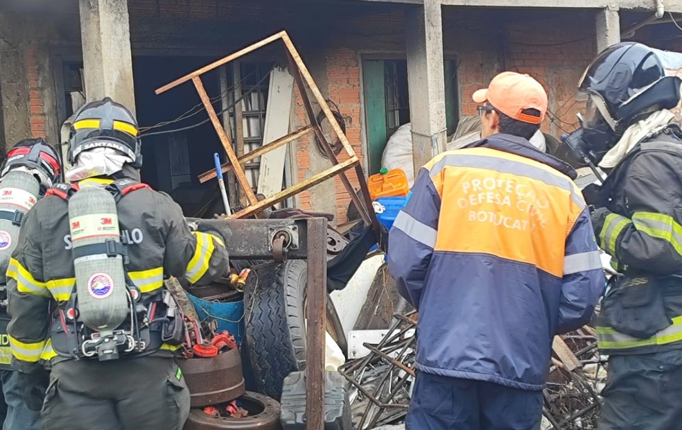 1 de 2
Incêndio atinge casa com recicláveis em Botucatu — Foto: Defesa Civil/Divulgação