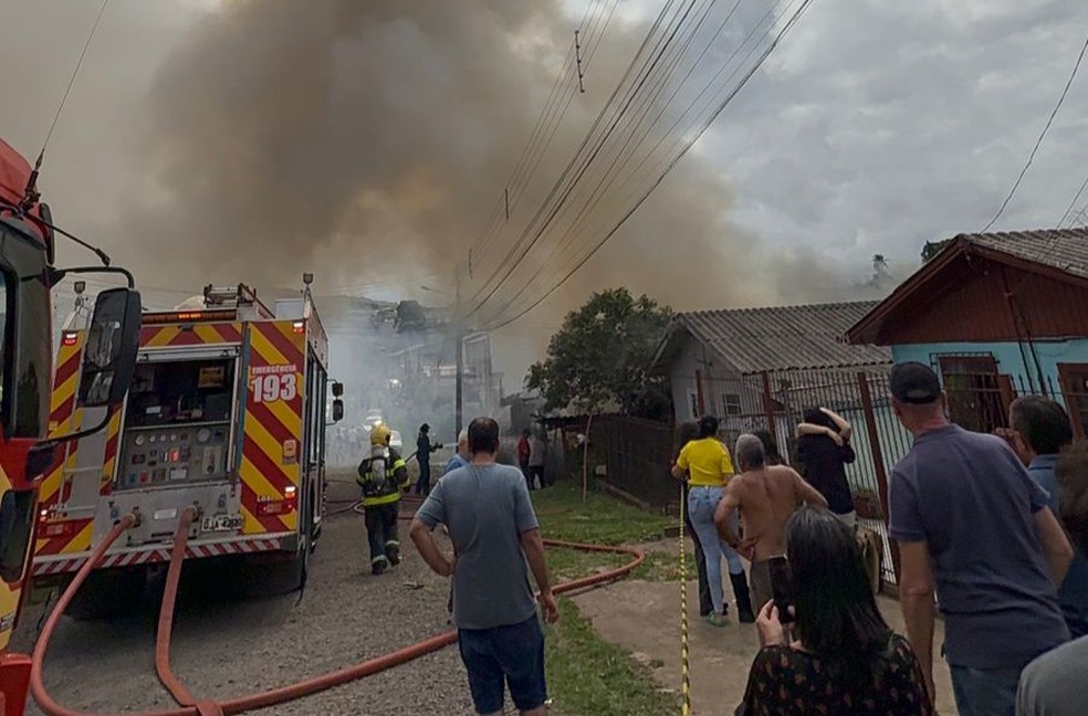 Pai morre após filho colocar fogo em casa em SC — Foto: Corpo de Bombeiros/Divulgação