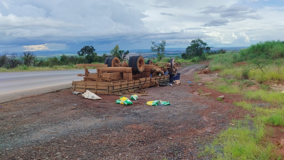 Din&acirc;mica do acidente na BR-146, em Serra do Salitre, ainda &eacute; apurada &mdash; Foto: Pol&iacute;cia Militar Rodovi&aacute;ria/Divulga&ccedil;&atilde;o