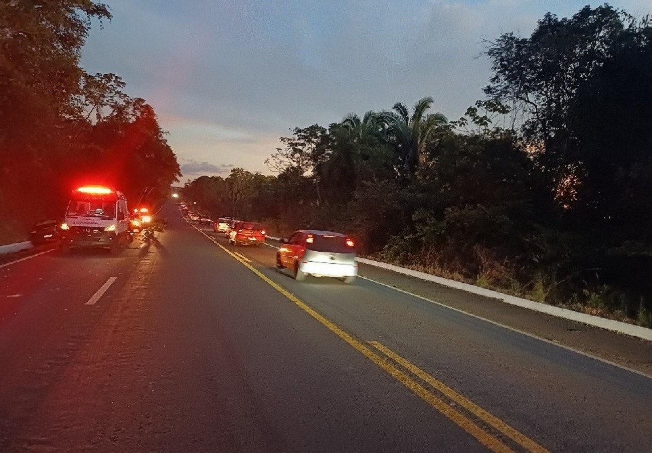 Motorista morre após ter ataque cardíaco enquanto dirigia pela BR-153, diz PRF