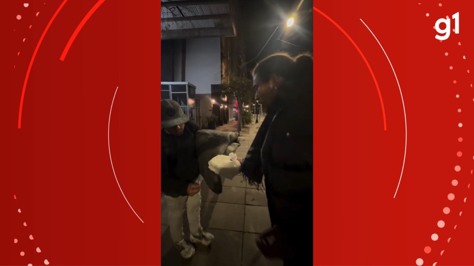 Whindersson Nunes distribui marmitas a pessoas em situação de rua após show na Serra do RS