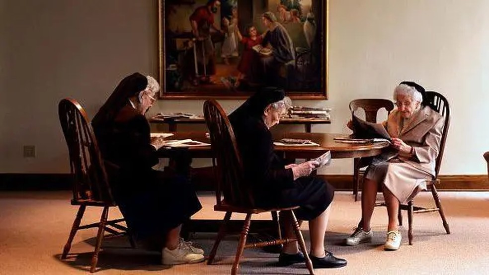 As irm&atilde;s Alcantara (&agrave; esquerda), de 91 anos, Claverine (ao centro), 87, e Nicolette, (&agrave; direita), 94, foram tr&ecirc;s das volunt&aacute;rias do Estudo das Freiras. Foto tirada em 2001 &mdash; Foto: Getty Images via BBC