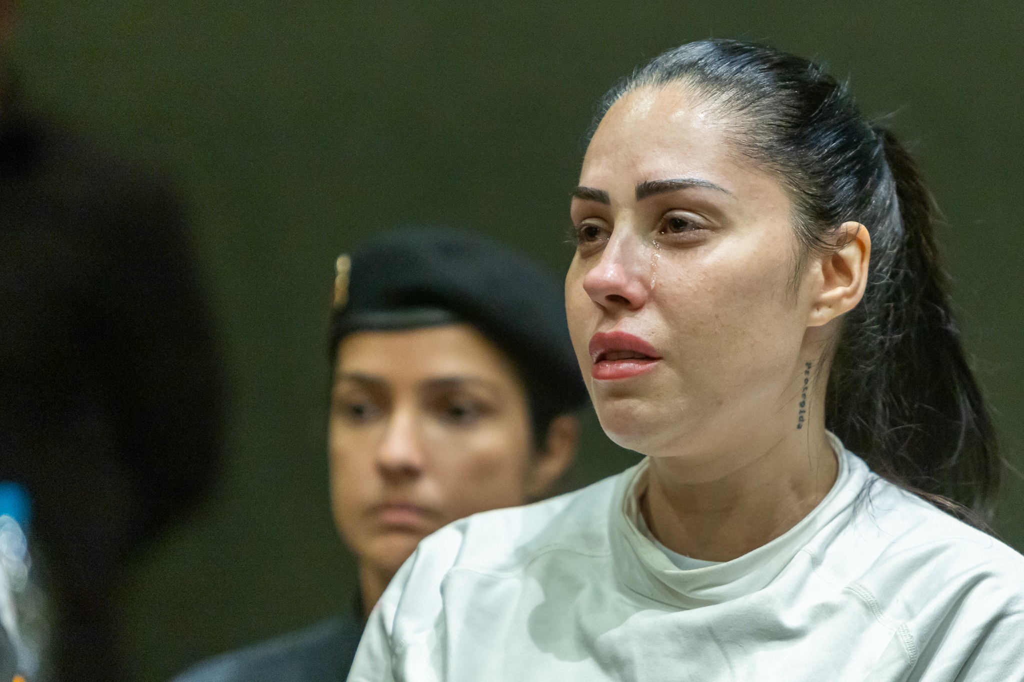 Monique Medeiros, mãe de Henry Borel, deixa a cadeia após receber perdão judicial no julgamento do filho
