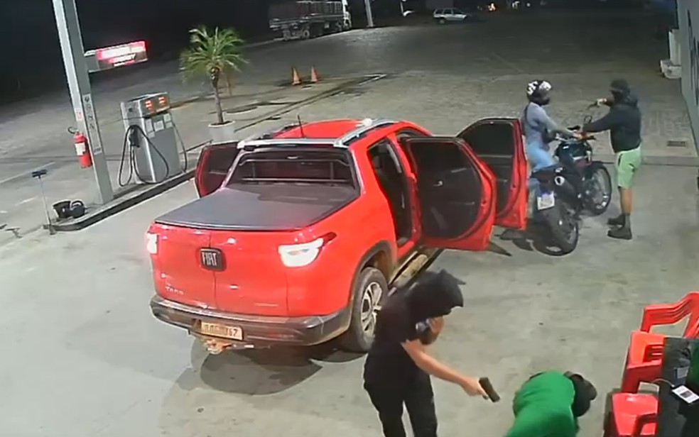 Criminosos apontam armas para funcion&aacute;rio e cliente de posto em Angicos &mdash; Foto: Reprodu&ccedil;&atilde;o