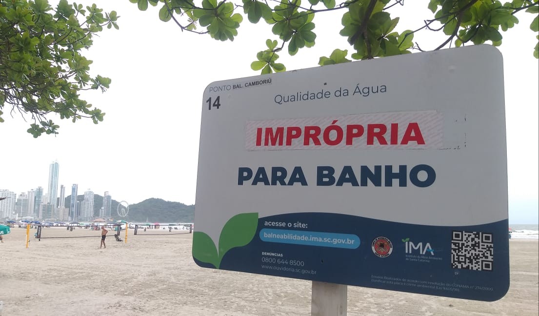 Praia alargada de Balneário Camboriú está totalmente imprópria para banho em 1º relatório do IMA da temporada