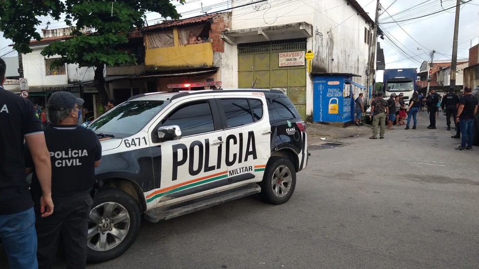 Policial morre após troca de tiros com suspeitos de assaltos em Fortaleza. — Foto: Davi Cesar/TVM