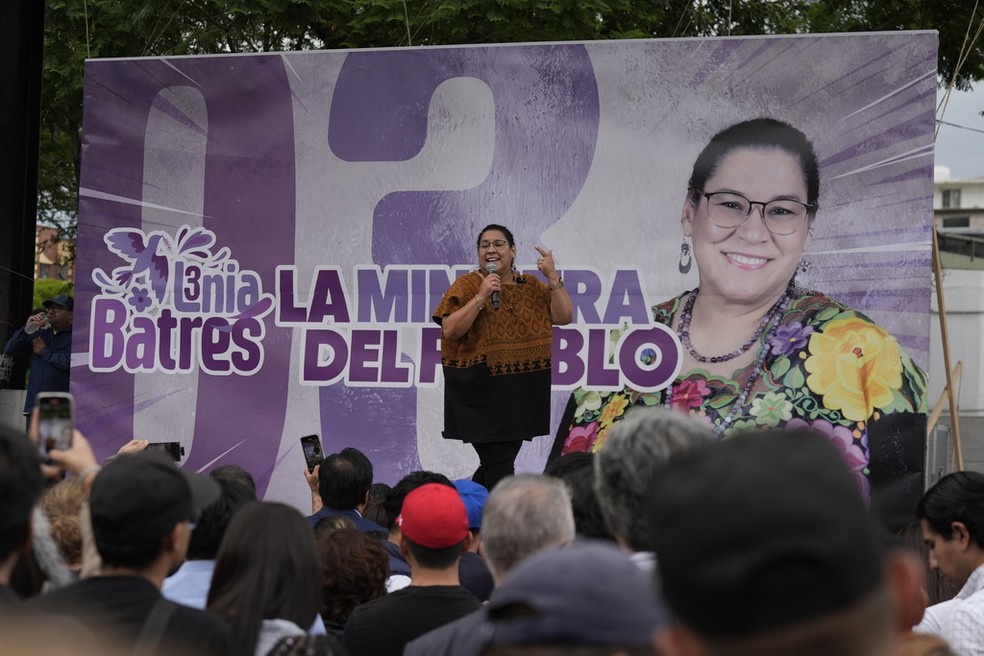 A ministra da Suprema Corte do México Lenia Brates em comício para as eleições judiciais, em 28 de maio de 2025. — Foto: Fernando Llano/ AP