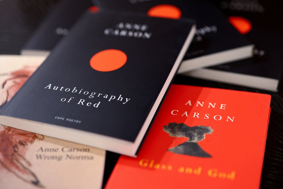 Livros escritos por Anne Carson, vencedora do Prêmio Nobel de Literatura de 2026, em exposição na livraria Waterstones em Londres. — Foto: REUTERS/Hannah McKay