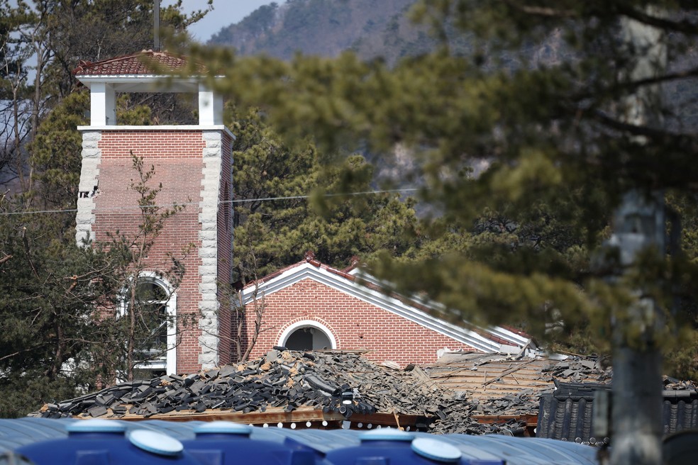 Destroços espalhados em uma igreja danificada após bombas caírem fora da área de tiro durante exercícios militares na Coreia do Sul — Foto: Kim Hong-Ji/Reuters