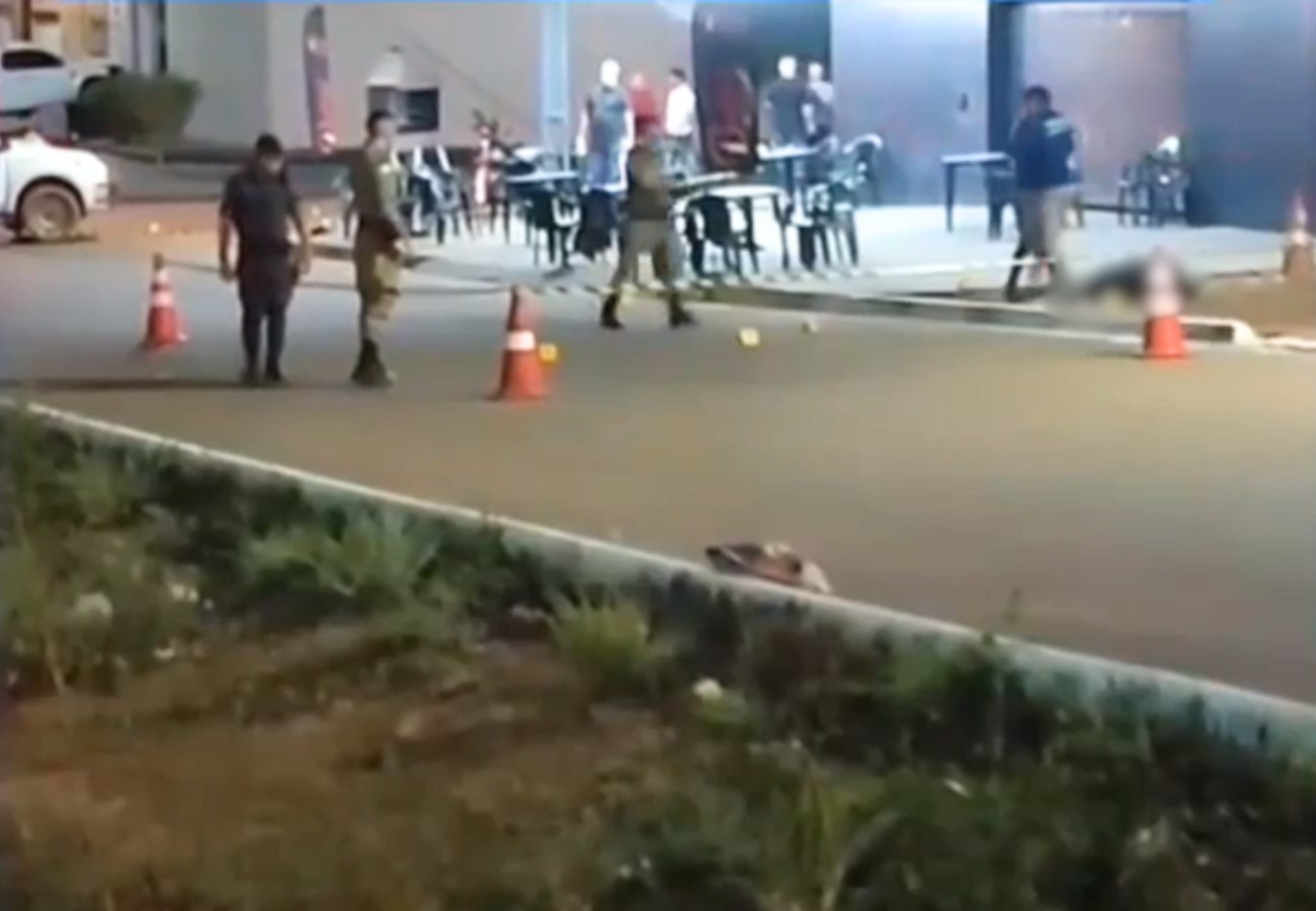 Criminosos de moto matam homem a tiros em estabelecimento comercial