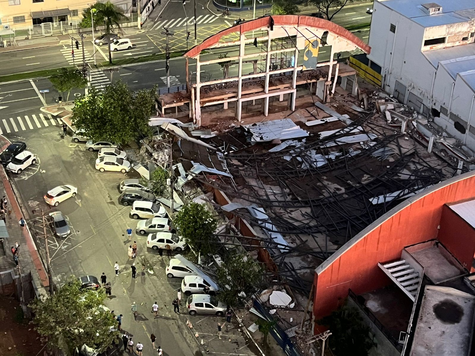 Ginásio em obras desaba e atinge carros em Vitória