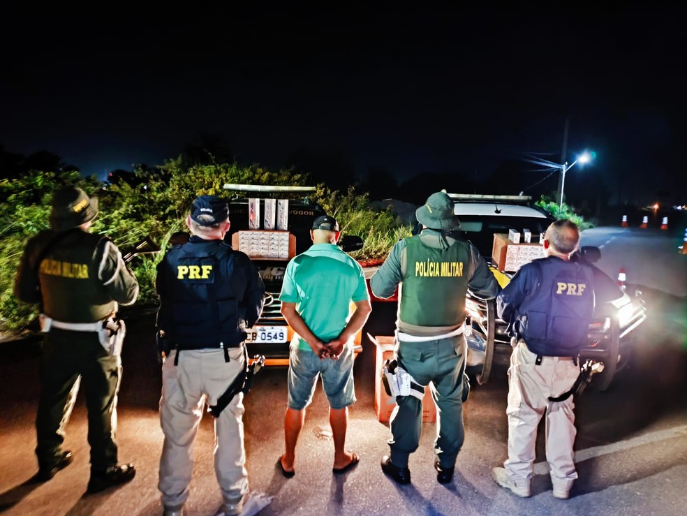 Caminhoneiro é preso com 3 milhões de cigarros contrabandeados escondidos em carga de sal no Ceará. — Foto: PMCE/Reprodução