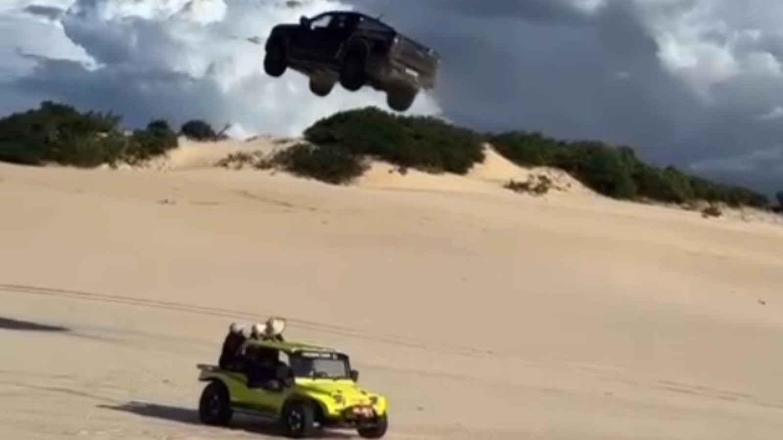 Polícia investiga motorista que 'voou' sobre duna no Ceará por crime ambiental