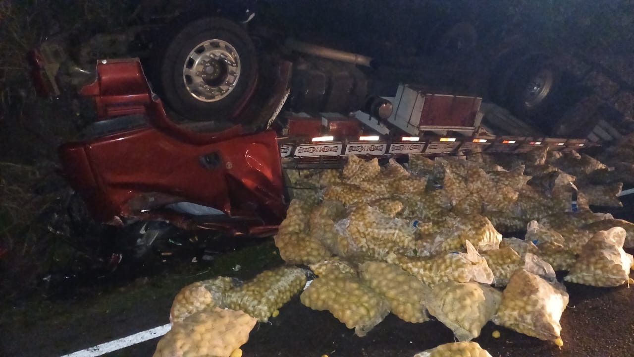 Caminhão tomba na Serra das Araras; motorista fica preso às ferragens e é socorrido em estado grave