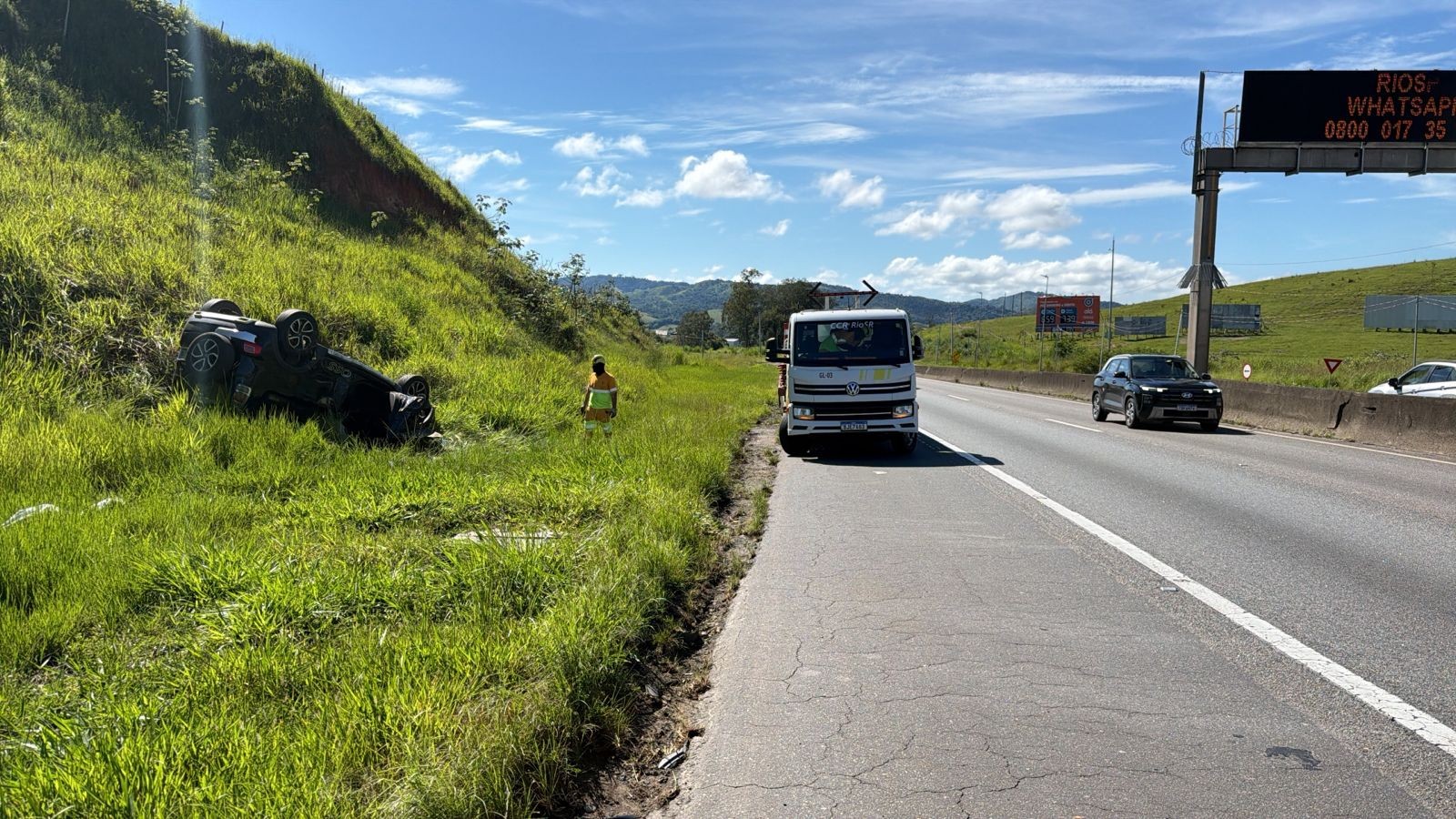 Capotamento deixa homem preso às ferragens na Via Dutra, em Porto Real
