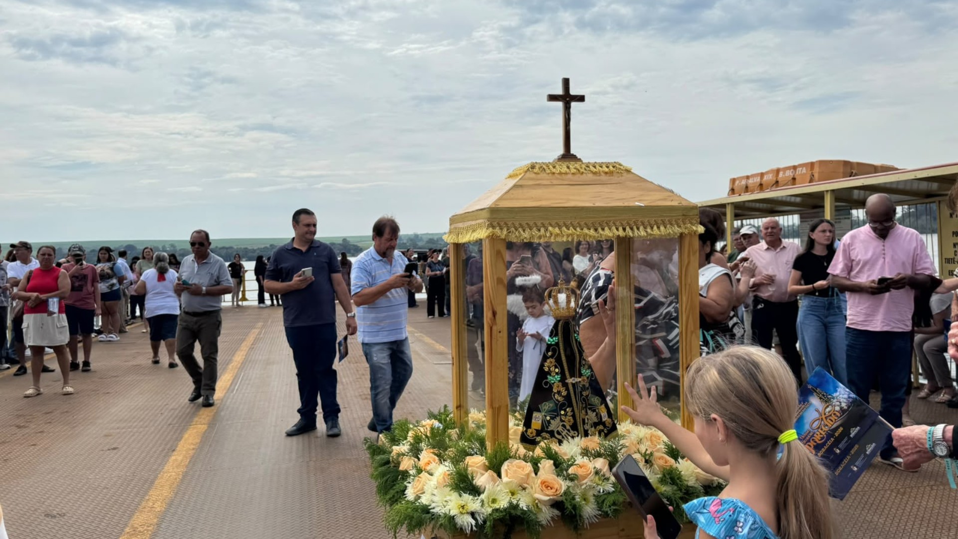 Procissão no Rio Tietê reúne fiéis em embarcações durante celebração a Nossa Senhora Aparecida em Boracéia