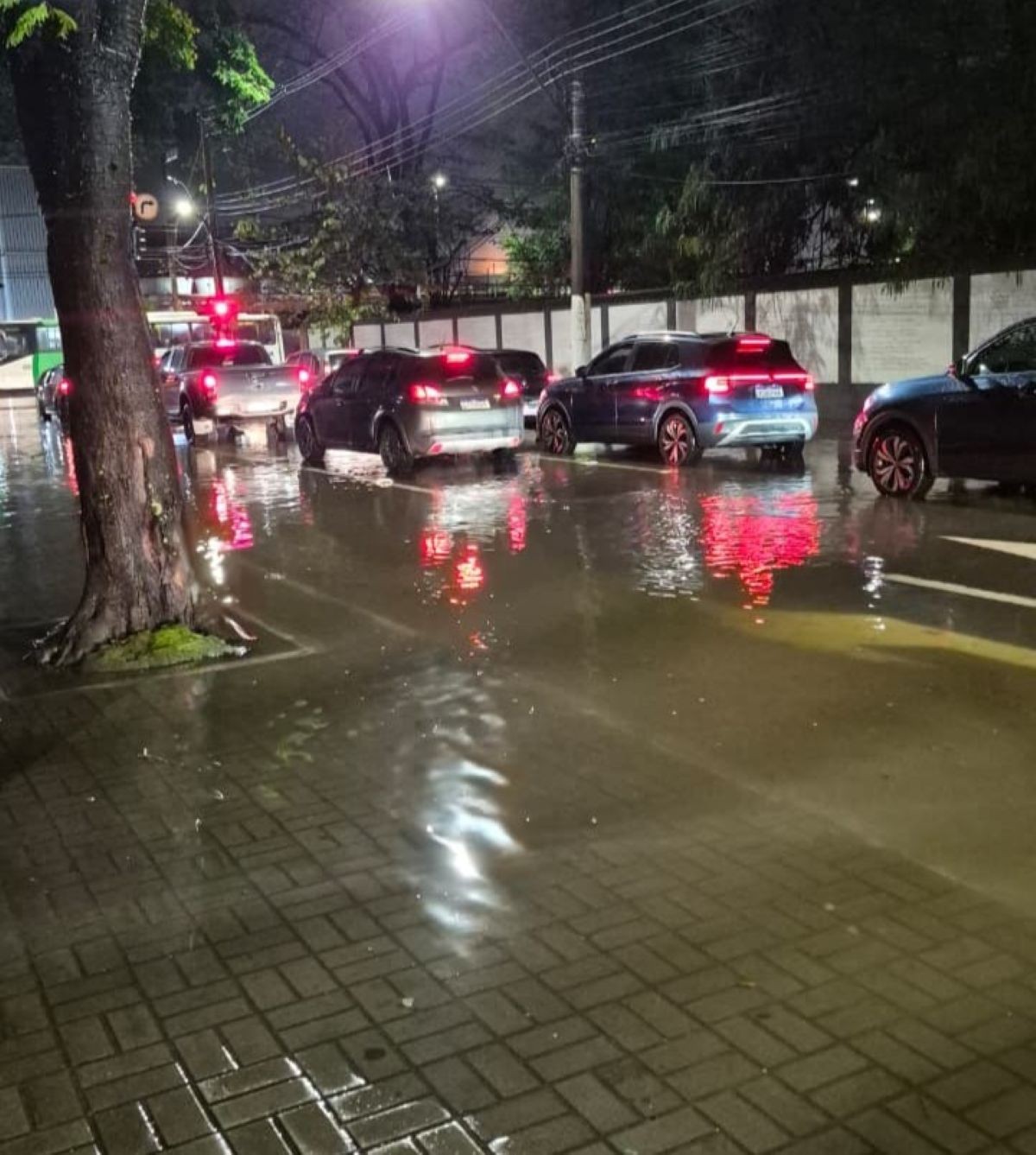 Fortes chuvas causam alagamentos em Volta Redonda