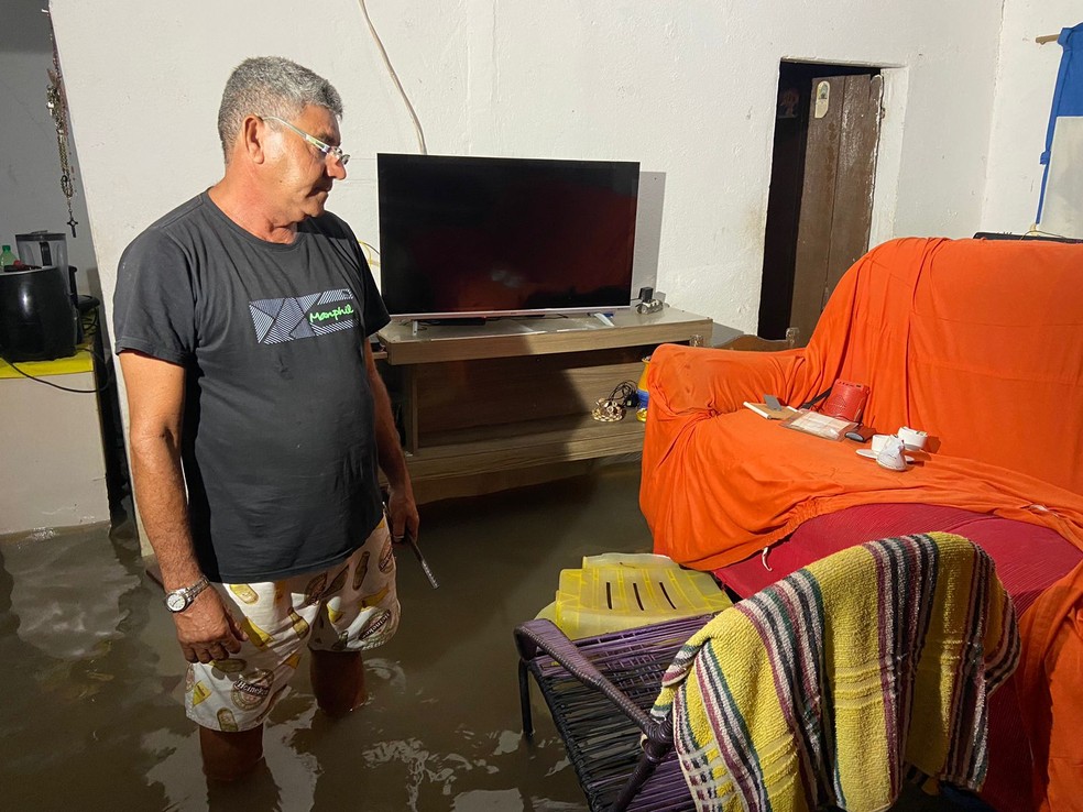 O autônomo Francisco Barros Luciano teve a casa totalmente alagada — Foto: Ana Beatriz Rocha/TV Cabo Branco