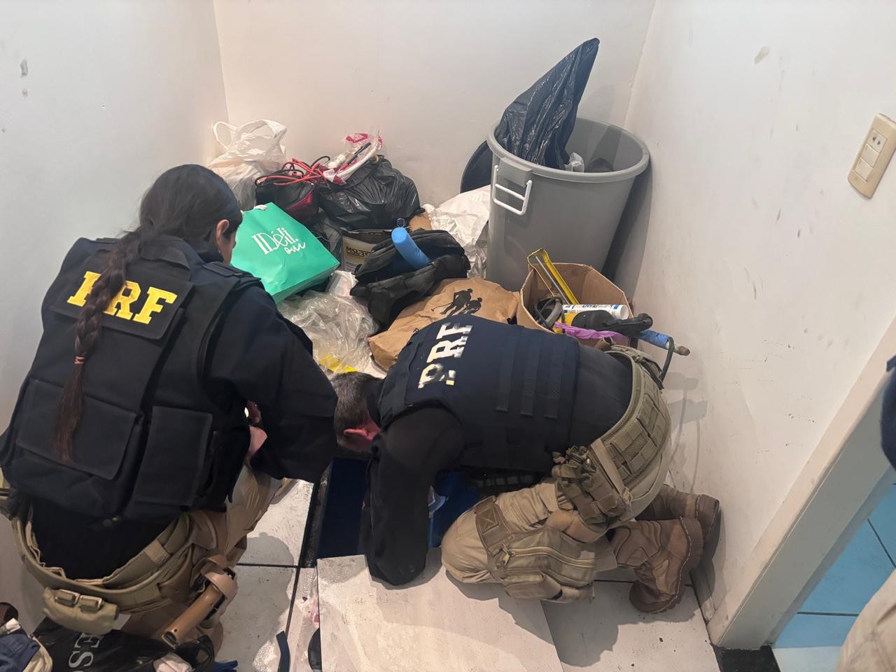 Esconderijo subterrâneo com 231 kg de cocaína é descoberto sob piso de casa em SC; VÍDEO
