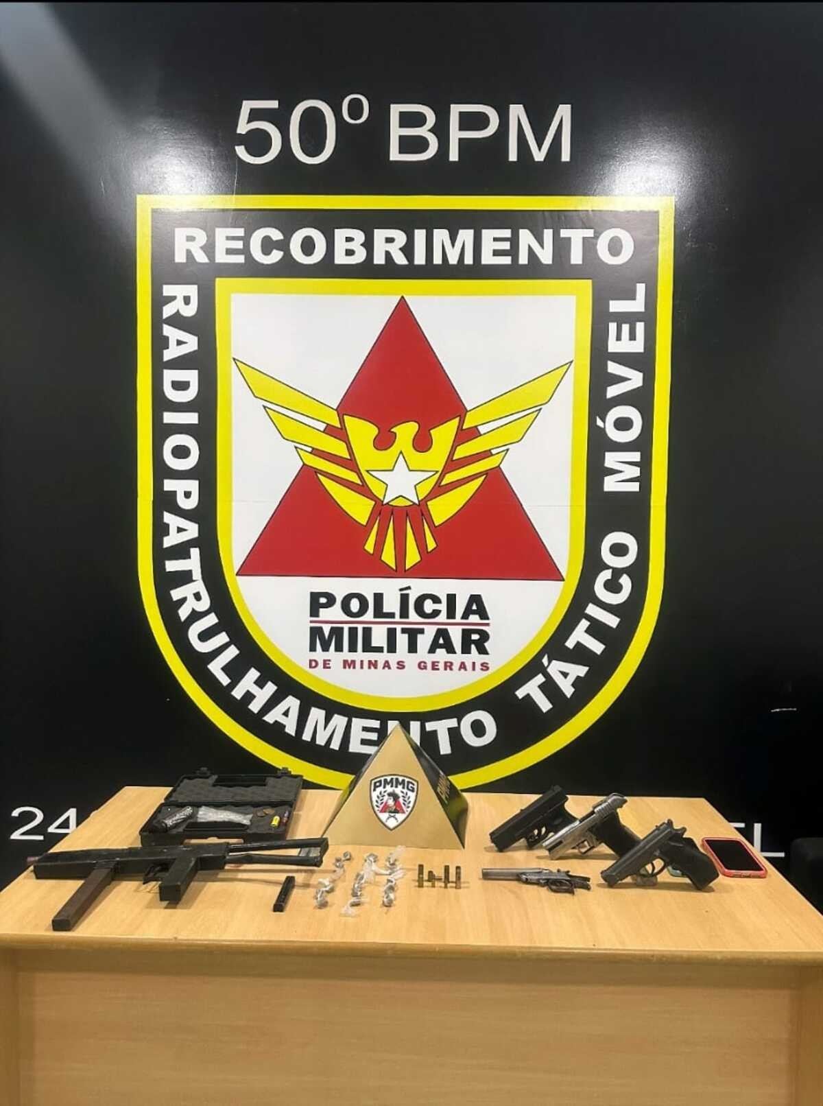 Após denúncia, polícia apreende submetralhadora, pistola, garrucha e drogas em Montes Claros