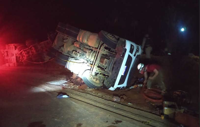 Caminhoneiro fica ferido após carreta de batatas tombar na MG-295 em Cambuí, MG