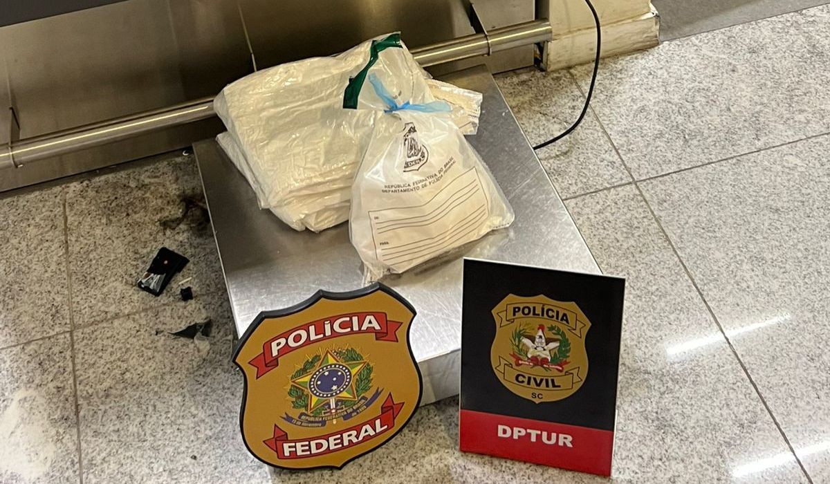 Homem a caminho de Paris é preso em aeroporto de SC com 3 quilos de cocaína amarrados nas pernas