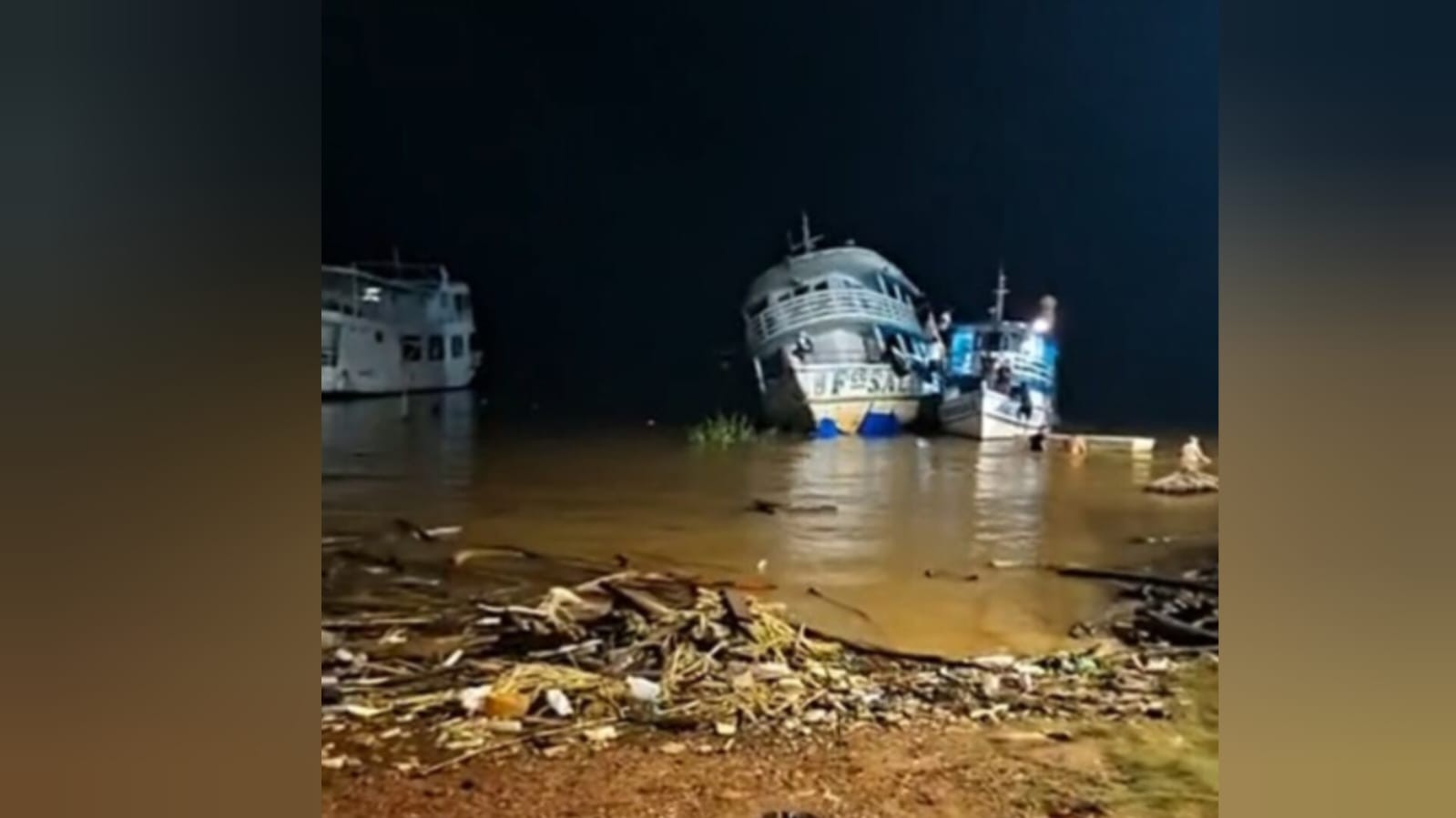 Embarcação bate em boia e fica à beira de tombar no porto da Vila Arigó, em Santarém