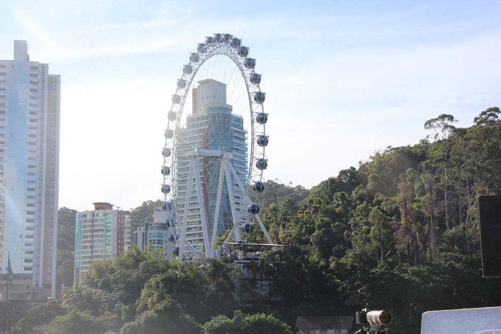 Roda-gigante em Balneário Camboriú, no Litoral Norte — Foto: PMBC/Divulgação