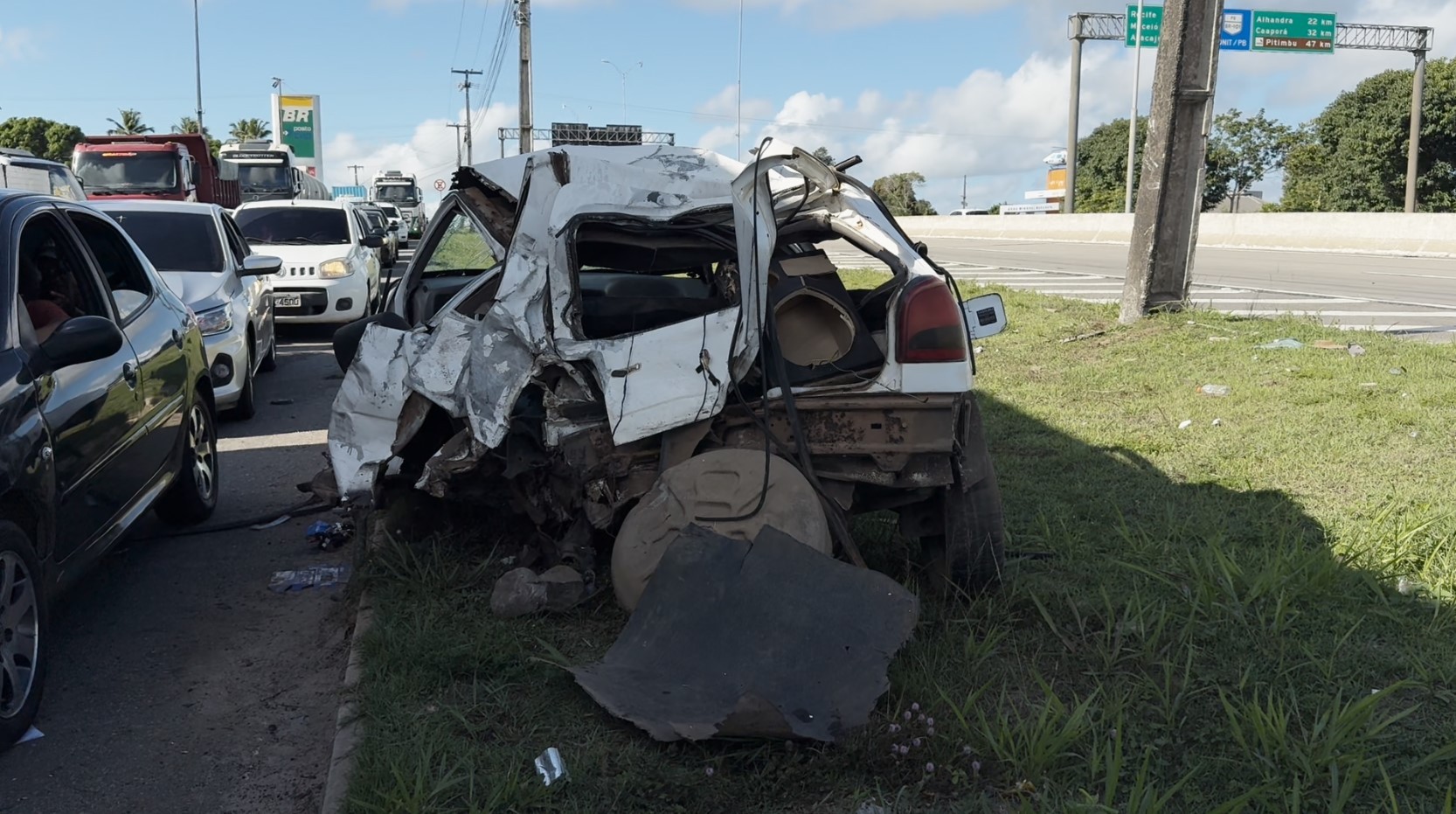 Mulher morre atropelada após acidente entre carro e van, na BR-101, na PB
