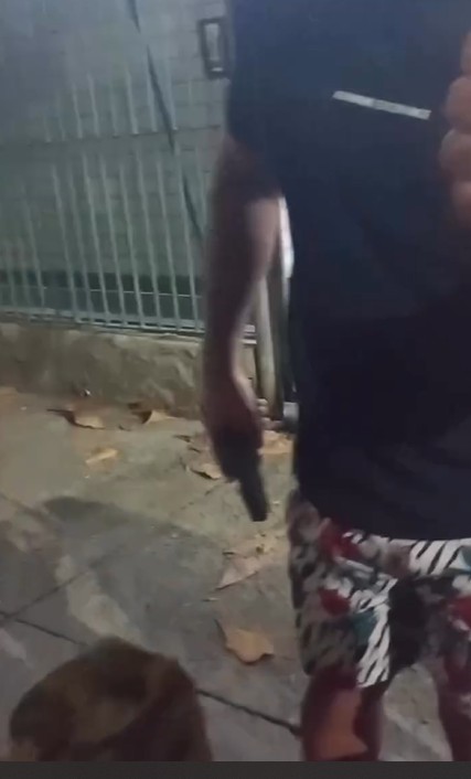 VÍDEO: policial penal dá tiro no pé de entregador em discussão na Zona Oeste do Rio