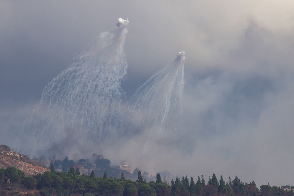 Alvos no Líbano são atingidos por artilharia disparada pelo Exército israelense, vistos de Kiryat Shmona, no norte de Israel, em 1º de outubro de 2024. — Foto: Reuters/Jim Urquhart
